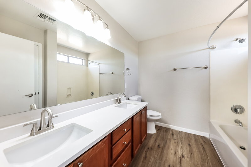 2,075/Mo, 12530 W Willow Ave El Mirage, AZ 85335 Main Bathroom View