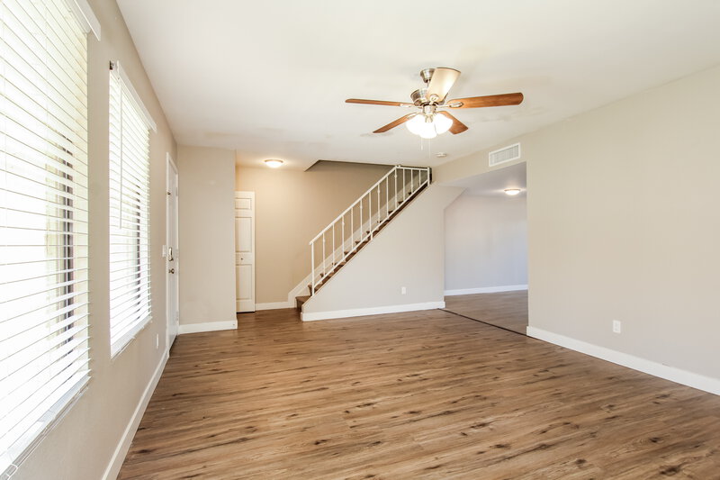 1,660/Mo, 4325 W Solano Dr N Glendale, AZ 85301 Living Room View 2