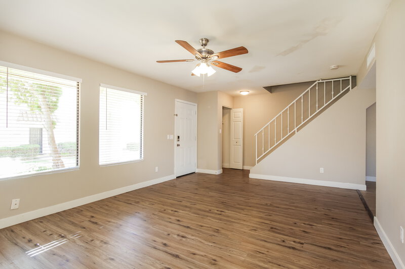 1,660/Mo, 4325 W Solano Dr N Glendale, AZ 85301 Living Room View 3