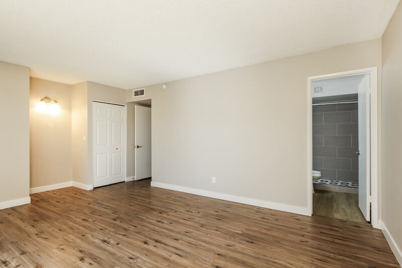 1,660/Mo, 4325 W Solano Dr N Glendale, AZ 85301 Main Bedroom View 2