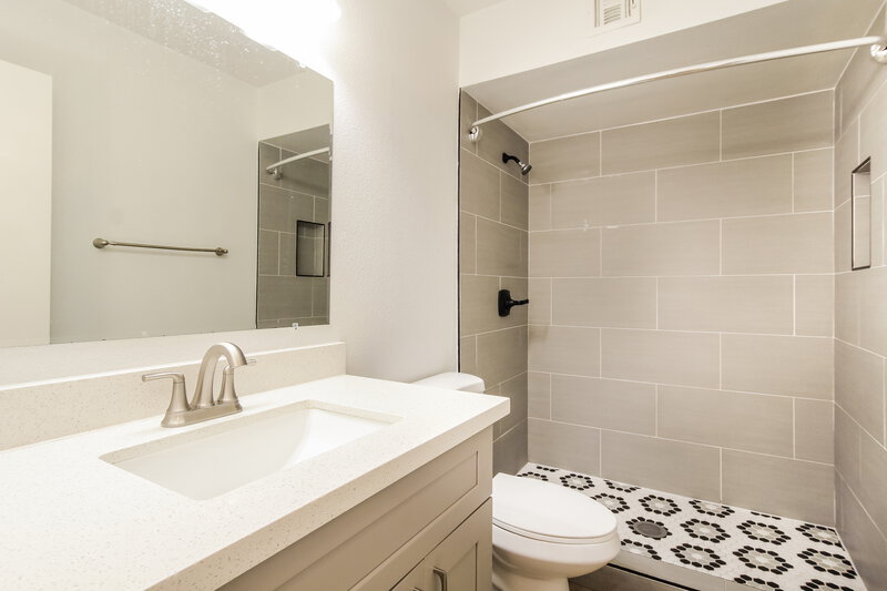 1,660/Mo, 4325 W Solano Dr N Glendale, AZ 85301 Main Bathroom View