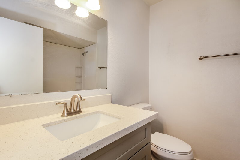 1,660/Mo, 4325 W Solano Dr N Glendale, AZ 85301 Bathroom View