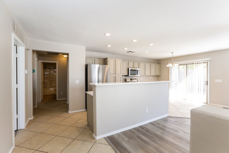 2,065/Mo, 3731 W Darrow St Phoenix, AZ 85041 Living Room View 2