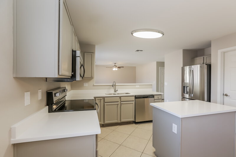 2,395/Mo, 5610 S 32nd Dr Phoenix, AZ 85041 Kitchen View