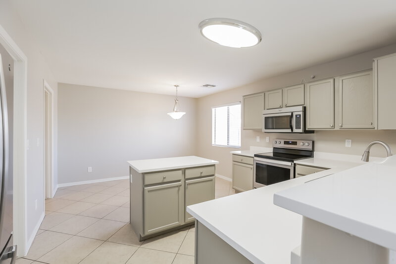 2,395/Mo, 5610 S 32nd Dr Phoenix, AZ 85041 Kitchen View 2