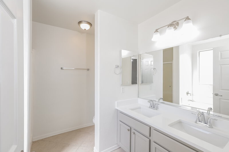 2,395/Mo, 5610 S 32nd Dr Phoenix, AZ 85041 Main Bathroom View