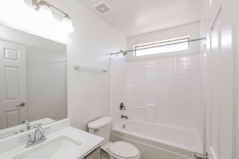 2,395/Mo, 5610 S 32nd Dr Phoenix, AZ 85041 Bathroom View