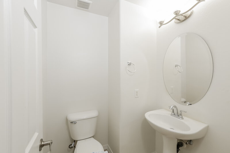 2,395/Mo, 5610 S 32nd Dr Phoenix, AZ 85041 Bathroom View 2