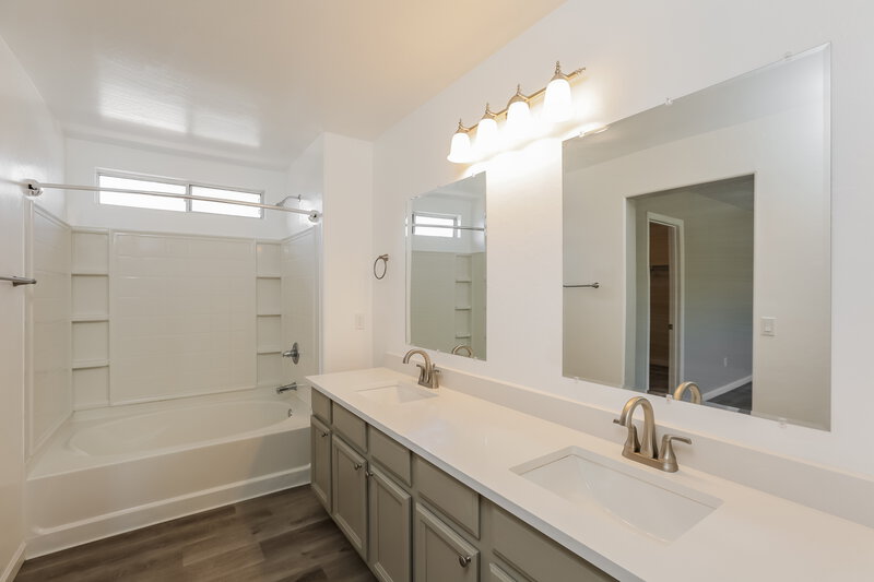 3,140/Mo, 4009 W Minton St Phoenix, AZ 85041 Main Bathroom View