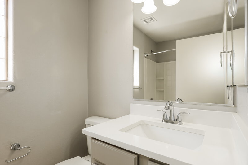 1,900/Mo, 6438 W Constance Way Laveen, AZ 85339 Main Bathroom View