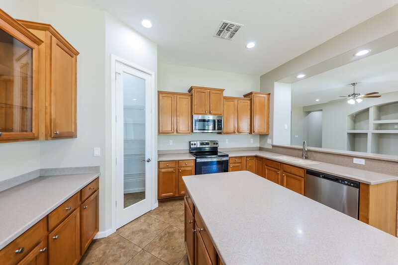 3,820/Mo, 1812 E South Mountain Ave Phoenix, AZ 85042 Kitchen View 2