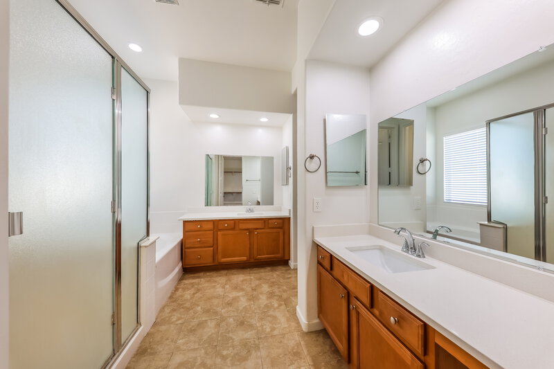 3,820/Mo, 1812 E South Mountain Ave Phoenix, AZ 85042 Main Bathroom View