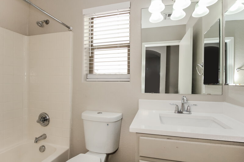 3,140/Mo, 1639 W Hidalgo Ave Phoenix, AZ 85041 Bathroom View