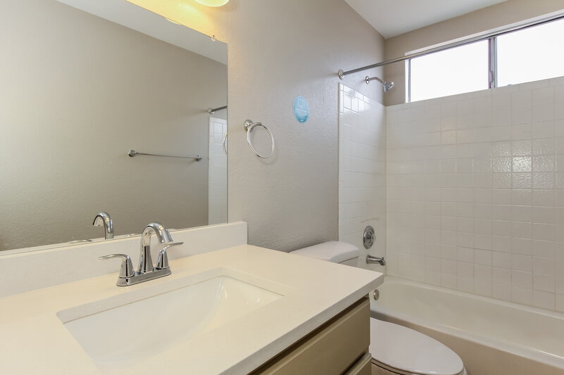 2,160/Mo, 5526 W Garden Dr Glendale, AZ 85304 Main Bathroom View