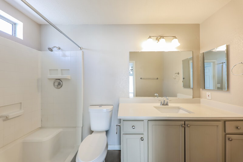 2,225/Mo, 5526 W Garden Dr Glendale, AZ 85304 Main Bathroom View