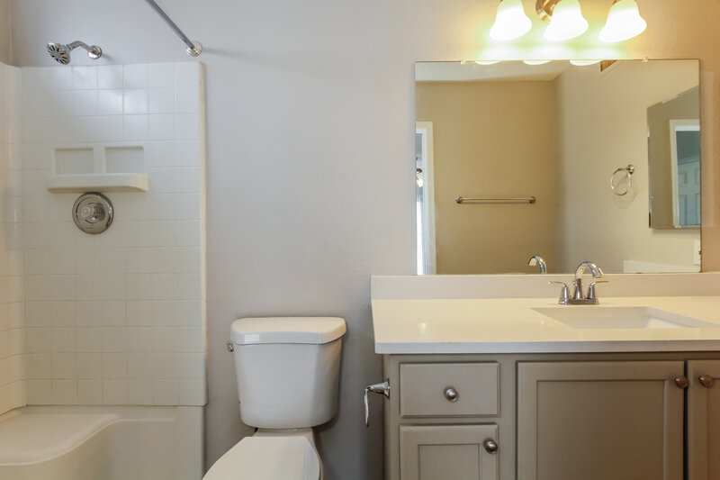 2,160/Mo, 5526 W Garden Dr Glendale, AZ 85304 Bathroom View