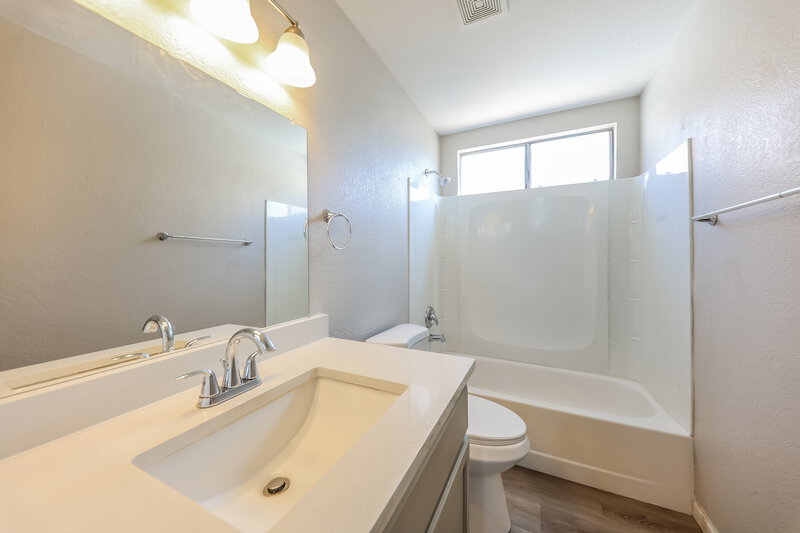 2,225/Mo, 5526 W Garden Dr Glendale, AZ 85304 Bathroom View