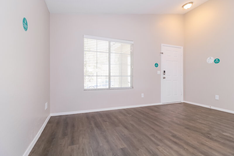 2,110/Mo, 10925 W Vista Ave Glendale, AZ 85307 Living Room View