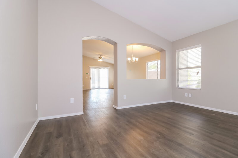 2,110/Mo, 10925 W Vista Ave Glendale, AZ 85307 Living Room View 2