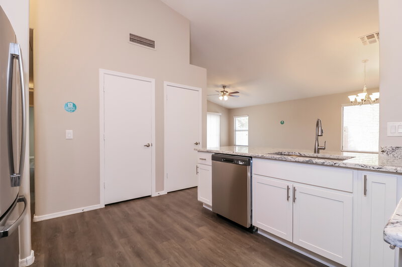 2,110/Mo, 10925 W Vista Ave Glendale, AZ 85307 Kitchen View 2