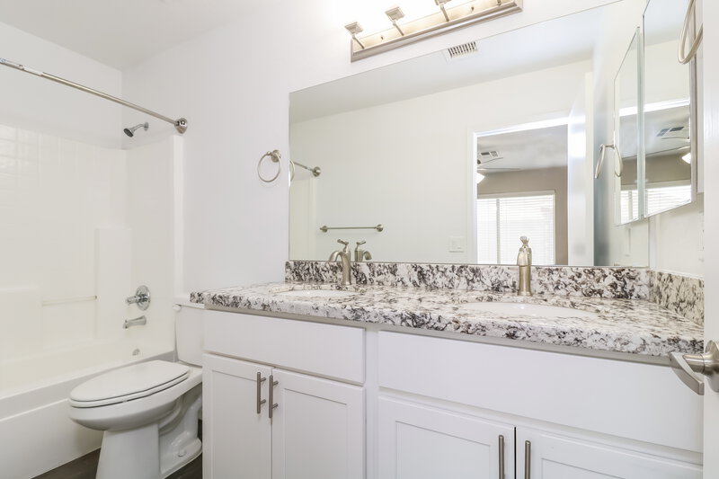2,110/Mo, 10925 W Vista Ave Glendale, AZ 85307 Main Bathroom View