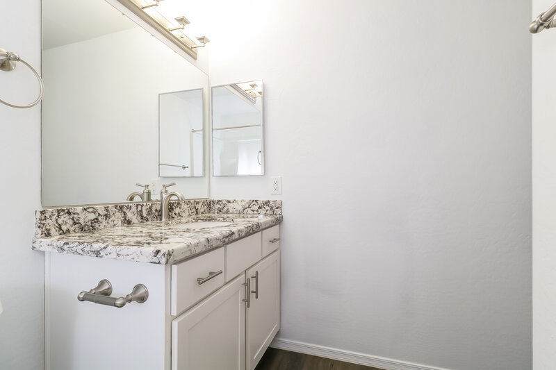 2,110/Mo, 10925 W Vista Ave Glendale, AZ 85307 Bathroom View