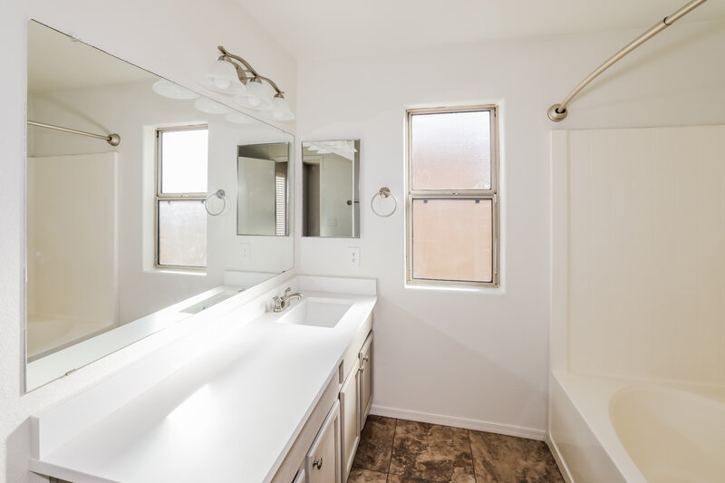1,965/Mo, 7353 W Elwood St Phoenix, AZ 85043 Main Bathroom View