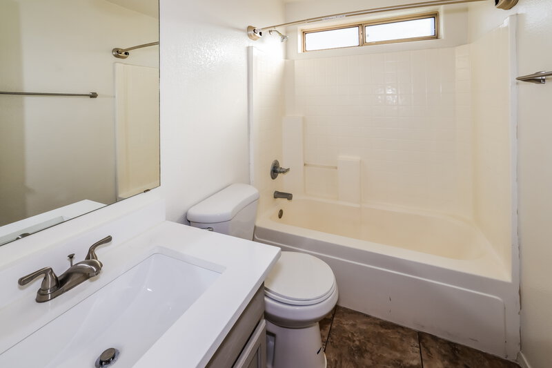 1,965/Mo, 7353 W Elwood St Phoenix, AZ 85043 Bathroom View