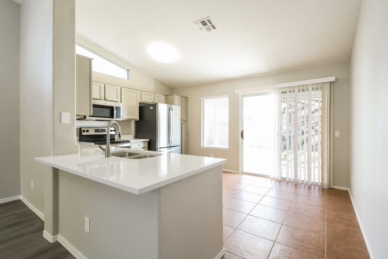 2,175/Mo, 3725 W Cat Balue Dr Glendale, AZ 85308 Kitchen View