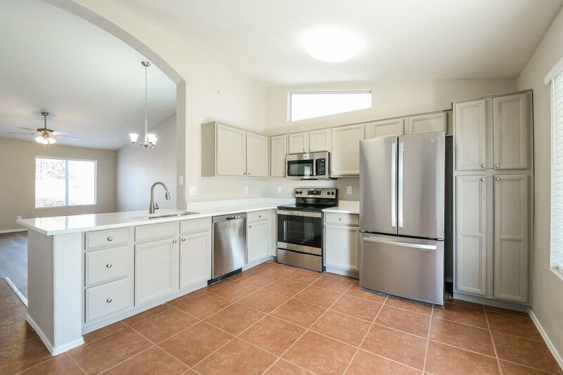 2,175/Mo, 3725 W Cat Balue Dr Glendale, AZ 85308 Kitchen View 2