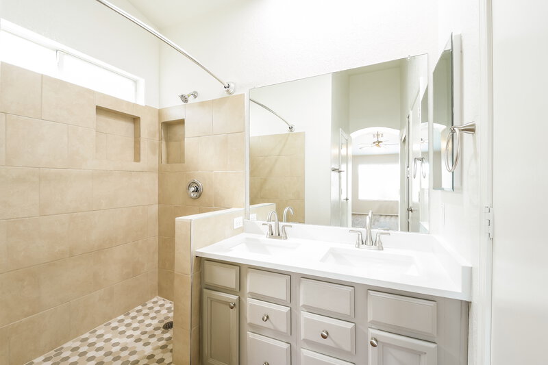 2,175/Mo, 3725 W Cat Balue Dr Glendale, AZ 85308 Main Bathroom View