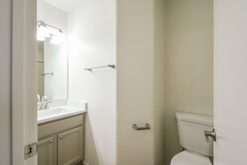 2,175/Mo, 3725 W Cat Balue Dr Glendale, AZ 85308 Bathroom View