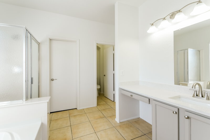 2,600/Mo, 4536 W Cottontail Rd Phoenix, AZ 85086 Main Bathroom View