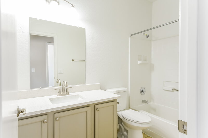 2,600/Mo, 4536 W Cottontail Rd Phoenix, AZ 85086 Bathroom View 2