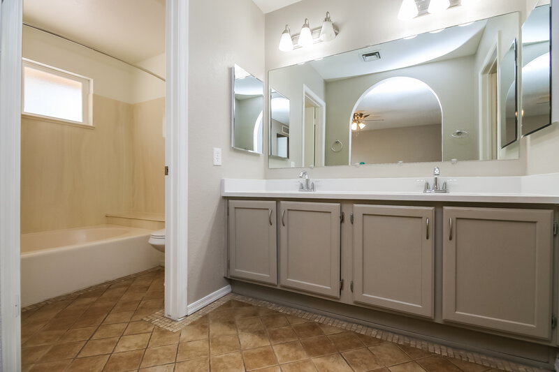 3,310/Mo, 1027 E Inca St Mesa, AZ 85203 Main Bathroom View