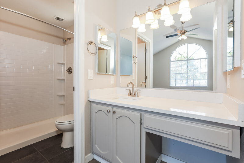 2,100/Mo, 235 N 22nd Pl Unit 556 Mesa, AZ 85213 Main Bathroom View 2