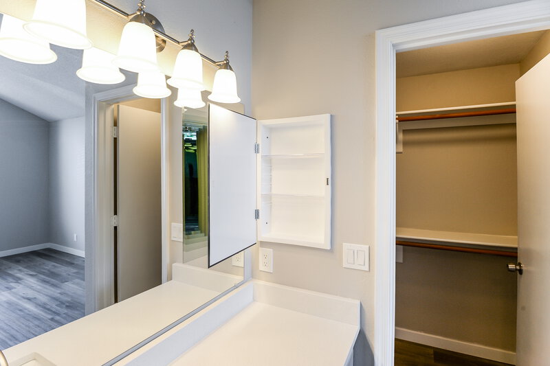 2,270/Mo, 235 N 22nd Pl Unit 556 Mesa, AZ 85213 Main Bathroom View
