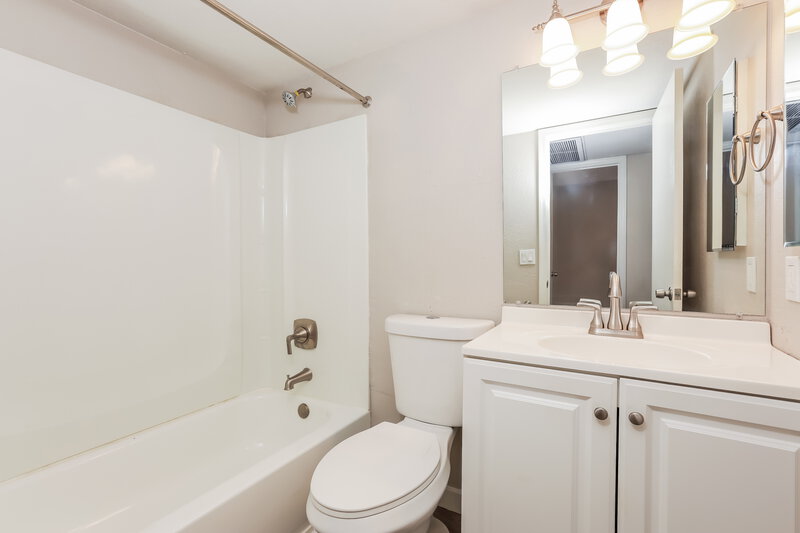 2,100/Mo, 235 N 22nd Pl Unit 556 Mesa, AZ 85213 Bathroom View