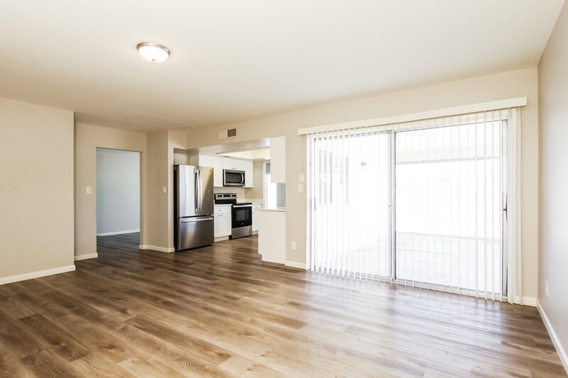 2,665/Mo, 15028 N 40th Pl Phoenix, AZ 85032 Family Room View 2