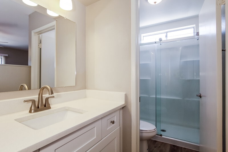 2,665/Mo, 15028 N 40th Pl Phoenix, AZ 85032 Main Bathroom View