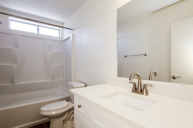 2,665/Mo, 15028 N 40th Pl Phoenix, AZ 85032 Bathroom View