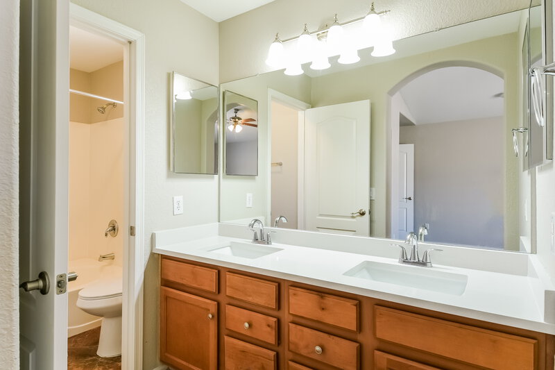 2,620/Mo, 2437 W Running Deer Trl Phoenix, AZ 85085 Main Bathroom View