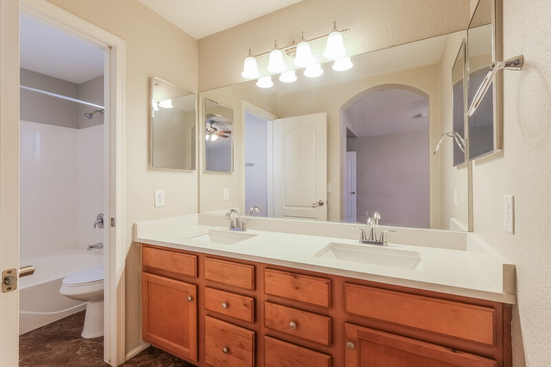 2,700/Mo, 2437 W Running Deer Trl Phoenix, AZ 85085 Main Bathroom View