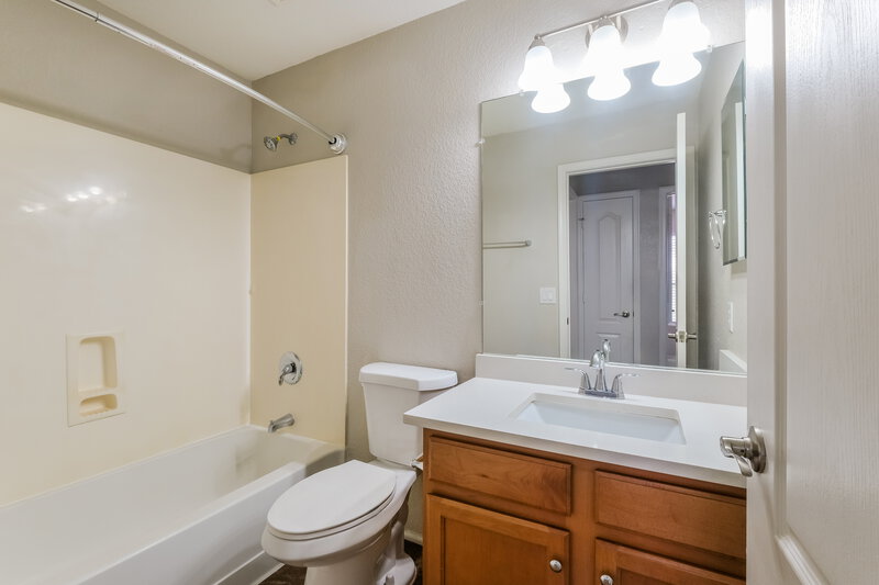 2,700/Mo, 2437 W Running Deer Trl Phoenix, AZ 85085 Bathroom View