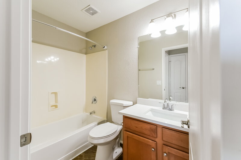 2,620/Mo, 2437 W Running Deer Trl Phoenix, AZ 85085 Bathroom View 2