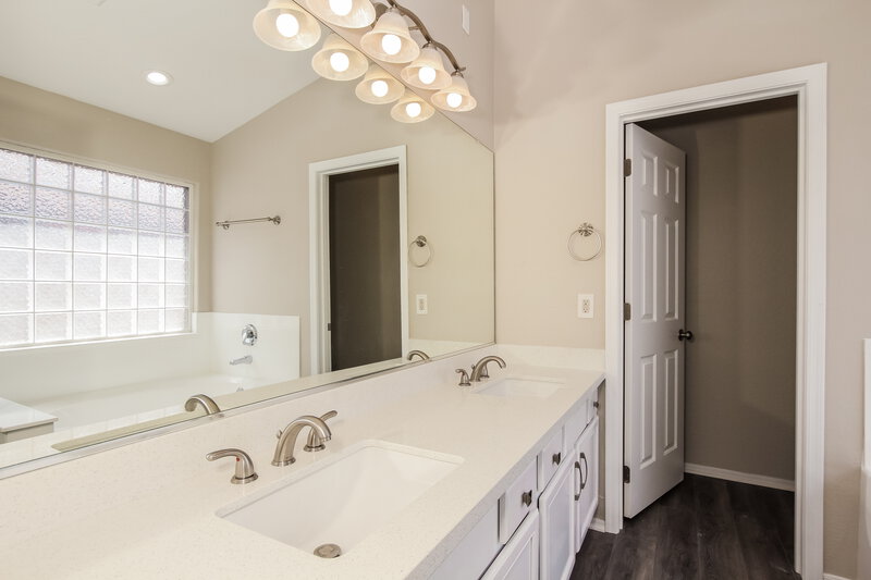 2,720/Mo, 1652 N Serina Mesa, AZ 85205 Main Bathroom View