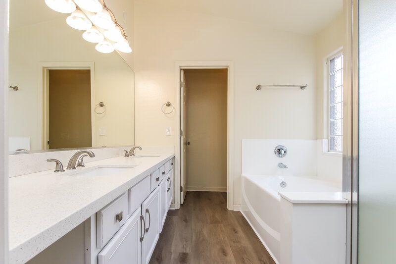 2,340/Mo, 1652 N Serina Mesa, AZ 85205 Main Bathroom View