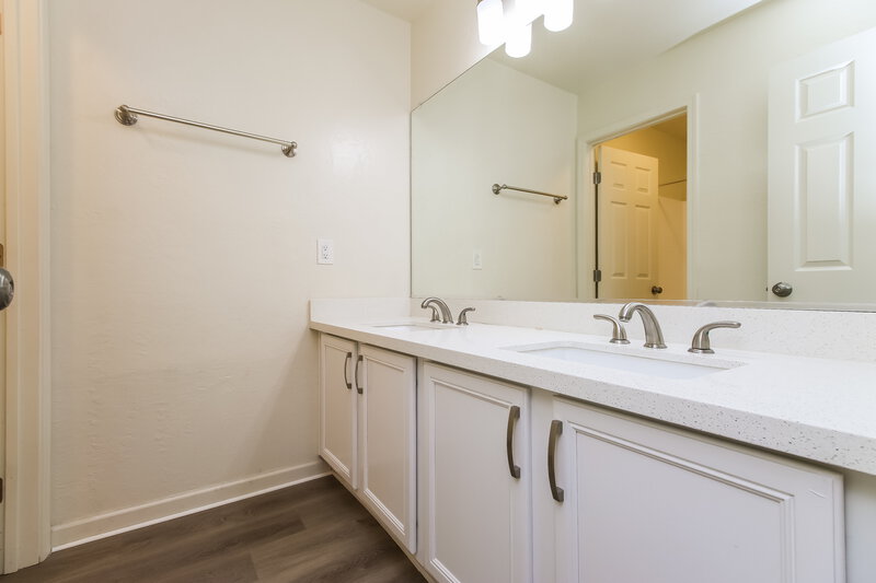 2,340/Mo, 1652 N Serina Mesa, AZ 85205 Main Bathroom View 2