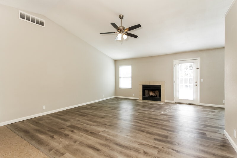 2,180/Mo, 6702 N 82nd Dr Glendale, AZ 85303 Living Room View