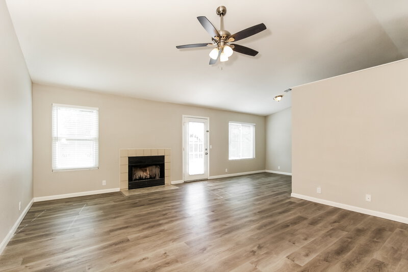 2,180/Mo, 6702 N 82nd Dr Glendale, AZ 85303 Living Room View 2